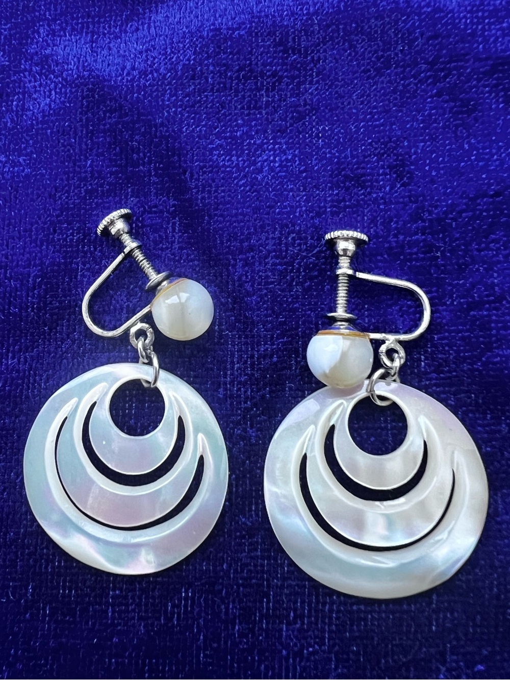 Mother of Pearl Circular Drop screwback  clip- White and silver.